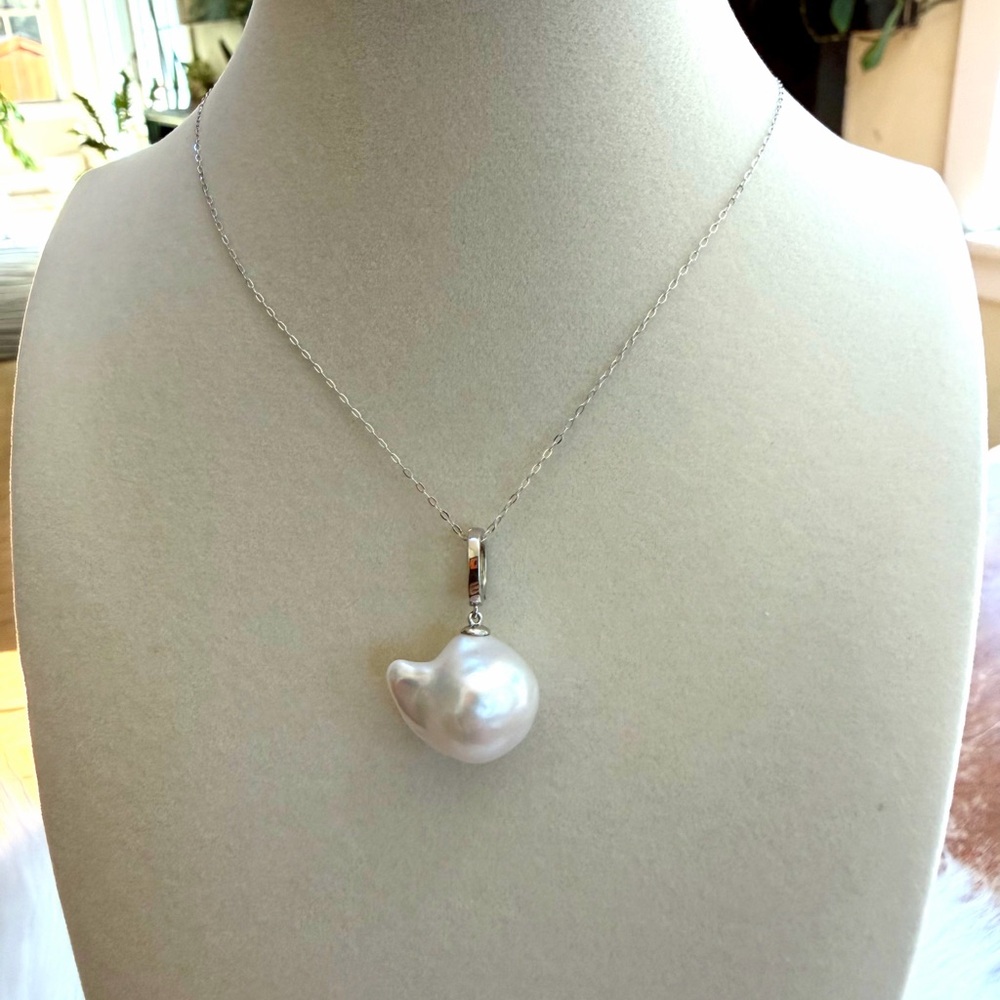 Elegant Baroque Pearl Pendant - White